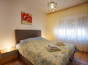 Posteľ alebo postele v izbe v ubytovaní Beachfront Cozy Krk Apartment with Balcony