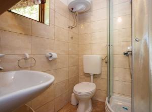 Kúpeľňa v ubytovaní Beachfront Cozy Krk Apartment with Balcony