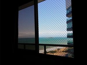 ヴィラ・ヴェーリャにあるEdificio Praia Dourada -の窓から海の景色を望めます。