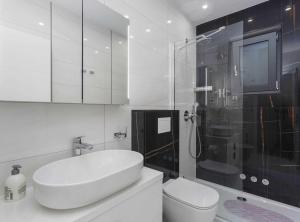 Ένα μπάνιο στο Luxury Beachfront Krk Apartments with Terrace