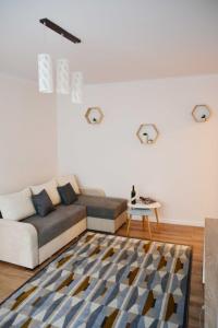 sala de estar con sofá y mesa en SMP Apartment, en Timisoara