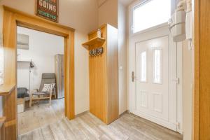 Televízia a/alebo spoločenská miestnosť v ubytovaní Deluxe n' Cozy City Center 2BEDRM Suite