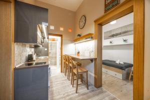 Kuchyňa alebo kuchynka v ubytovaní Deluxe n' Cozy City Center 2BEDRM Suite