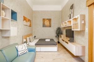 Televízia a/alebo spoločenská miestnosť v ubytovaní Deluxe n' Cozy City Center 2BEDRM Suite