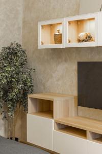 Televízia a/alebo spoločenská miestnosť v ubytovaní Deluxe n' Cozy City Center 2BEDRM Suite