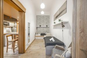 Kuchyňa alebo kuchynka v ubytovaní Deluxe n' Cozy City Center 2BEDRM Suite