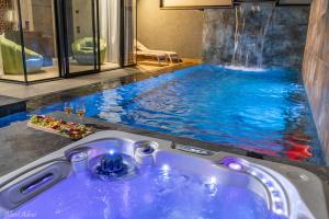 Bazén v ubytování Naomi Boutique Suites nebo v jeho okolí