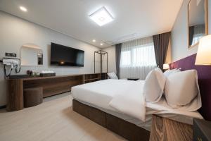 TV a/nebo společenská místnost v ubytování Hound hotel gunsan