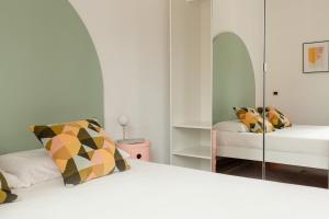 A bed or beds in a room at Spacebility Expo - self check-in