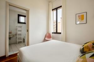 A bed or beds in a room at Spacebility Expo - self check-in