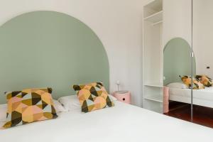 A bed or beds in a room at Spacebility Expo - self check-in
