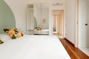 A bed or beds in a room at Spacebility Expo - self check-in