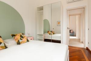 A bed or beds in a room at Spacebility Expo - self check-in
