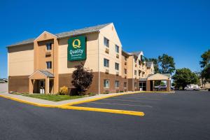 Un hotel con un estacionamiento enfrente. en Quality Inn & Suites Bozeman, en Bozeman