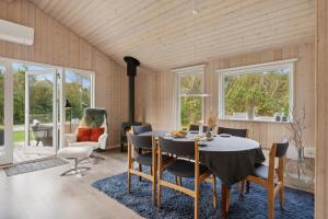 a dining room with a table and chairs at Feriehus 1066 in Ringkøbing
