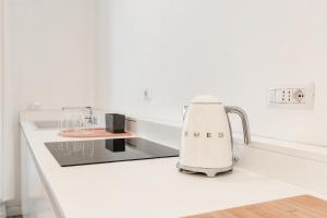 A kitchen or kitchenette at Spacebility City - self check-in