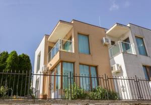 un edificio con una recinzione di fronte di Balchik Sea View Escape 5BR Luxury with Hot Tub & Free Parking a Balchik