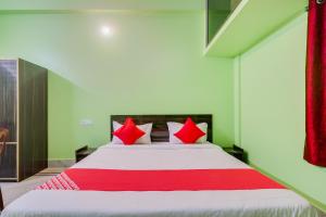 Postel nebo postele na pokoji v ubytování Hotel O M Palace