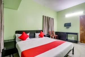 Postel nebo postele na pokoji v ubytování Hotel O M Palace