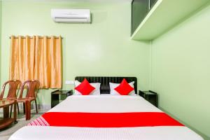 Postel nebo postele na pokoji v ubytování Hotel O M Palace