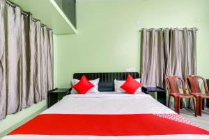 Postel nebo postele na pokoji v ubytování Hotel O M Palace