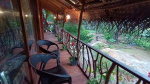 Rõdu või terrass majutusasutuses Sigiriya Rock View Tree house