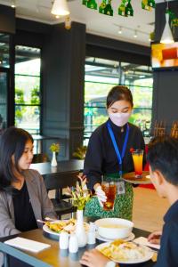 Majutusasutuse Swiss-Belinn Cawang külastajad