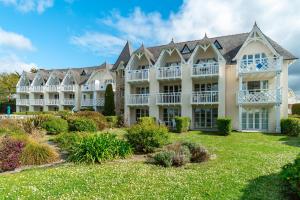 En have udenfor La plage du Trez - Charmant duplex avec vue mer