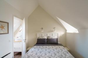 En eller flere senge i et værelse på La plage du Trez - Charmant duplex avec vue mer