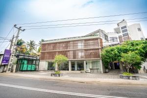 un bâtiment au bord d'une rue dans l'établissement Lavendish Beach Resort, à Unawatuna