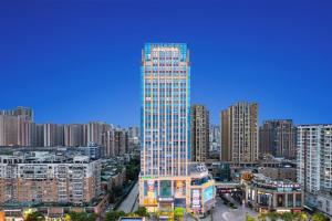成都Chengdu Yunhao High-altitude Hotel的城市中心的一座高楼 更多15张照片