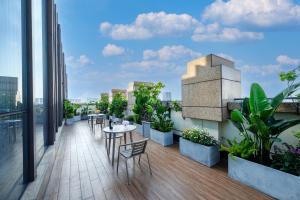 成都Chengdu Yunhao High-altitude Hotel的大楼内带桌椅的阳台