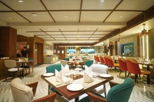 Un restaurante u otro lugar para comer en Ishaan Sarovar Portico Deoghar
