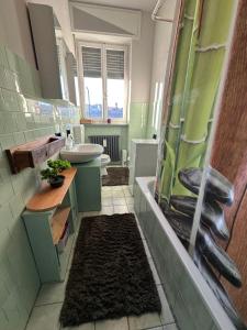 多利亚尼Affordable 3 roms appartment with special price summer 2025的带淋浴、水槽和浴缸的浴室 更多37张照片
