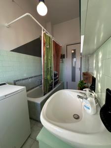 Affordable 3 roms appartment with special price summer 2025的一间浴室