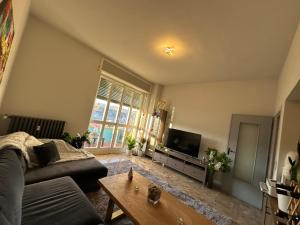 多利亚尼Affordable 3 roms appartment with special price summer 2025的带沙发和电视的客厅