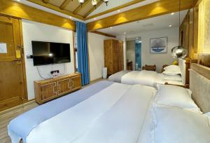 夕露古城中心店 XILU INN NANXI - Ancient City Center Branch的电视和/或娱乐中心