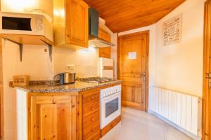 Η κουζίνα ή μικρή κουζίνα στο Casa Garbot +13 φωτογραφίες