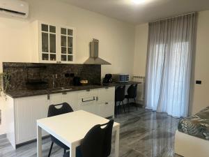 a kitchen and living room with a table and chairs at Casa Hanna4 in Intra +41 photos