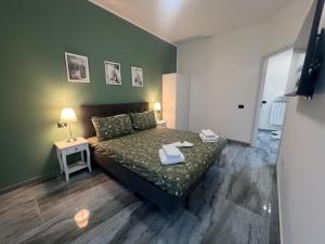 a bedroom with a bed and a green wall at Casa Hanna4 in Intra