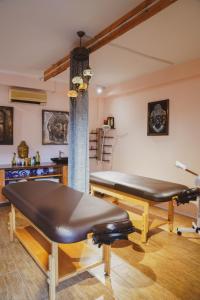 a salon with a table and a bench in a room at Sikamifer Tourist Resort in Quatre Bornes