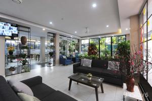 un salon avec un canapé et une table dans l'établissement ISTAY Hotel Apartment 5, à Hanoï