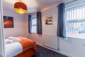 a bedroom with a bed and a window at Luxury 3 Bedroom, Central, Perfect for Families, FREE PARKING in Sheepscar
