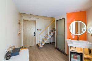 北京De quan Hotel Free breakfast and lunch are provided Coffee beverages andsnacks are available in the lobby Free access to the gym and laundry room Located in the city center, near Shifoying的相册照片