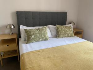 מיטה או מיטות בחדר ב-Casa Luxe Suites Barcelona