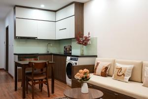 Cucina o angolo cottura di NINE HOUSING 49 Linh Lang