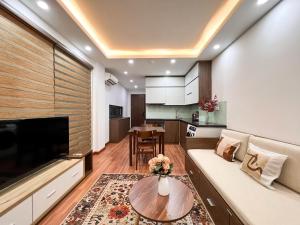 un soggiorno con un divano e un tavolo di NINE HOUSING 49 Linh Lang a Hanoi