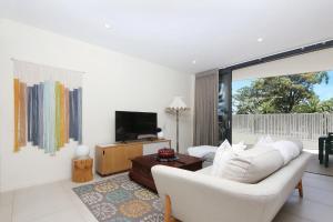 TV a/nebo společenská místnost v ubytování Sydney Lidcombe, Super Comfort, Stylish, large 2bedrooms, 2 bath, 2 free carpark, Parkview, Free Wifi