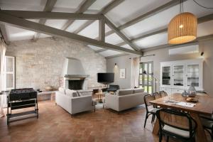 Rustic Villa Calluna & Cardamine with a pool في Sveti Lovreč Pazenatički: غرفة معيشة بها أريكة وطاولة