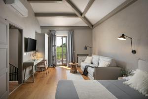 Rustic Villa Calluna & Cardamine with a pool في Sveti Lovreč Pazenatički: غرفة بسرير وأريكة ومكتب +35 صورة